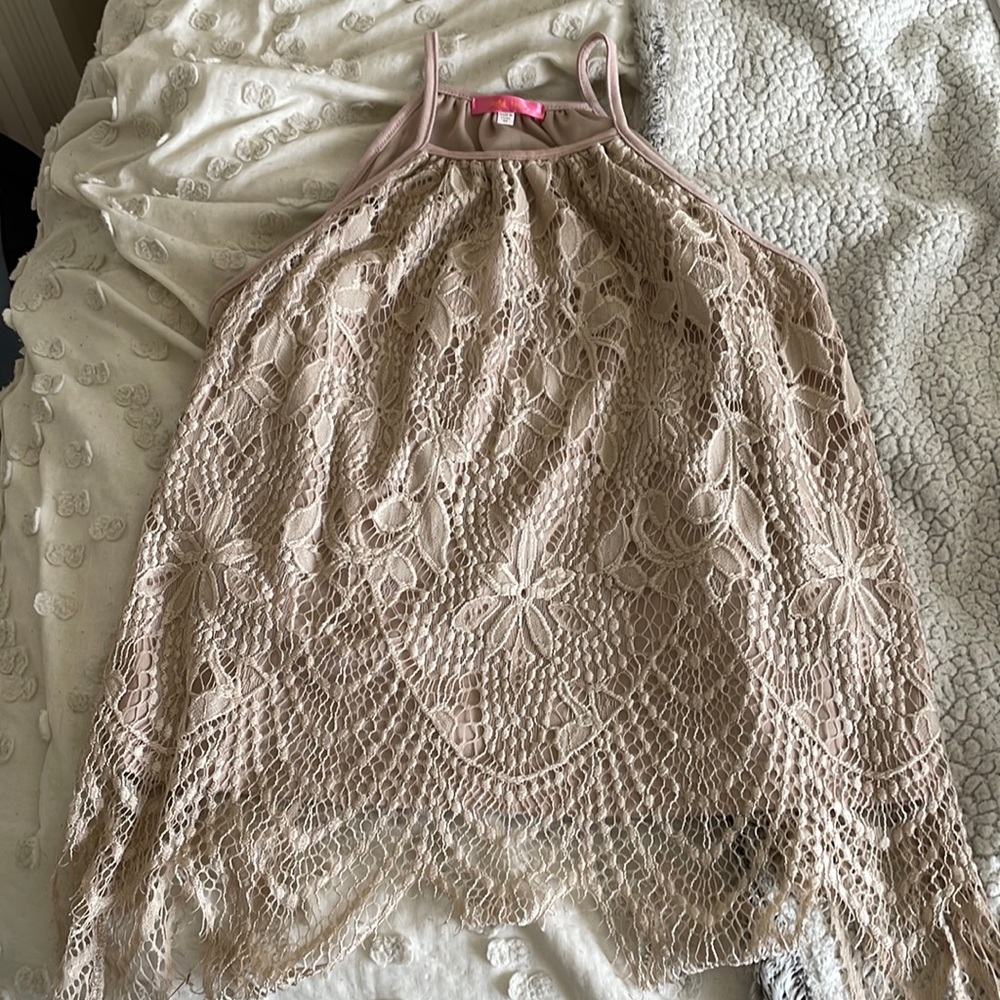 Flowey top with lace pattern